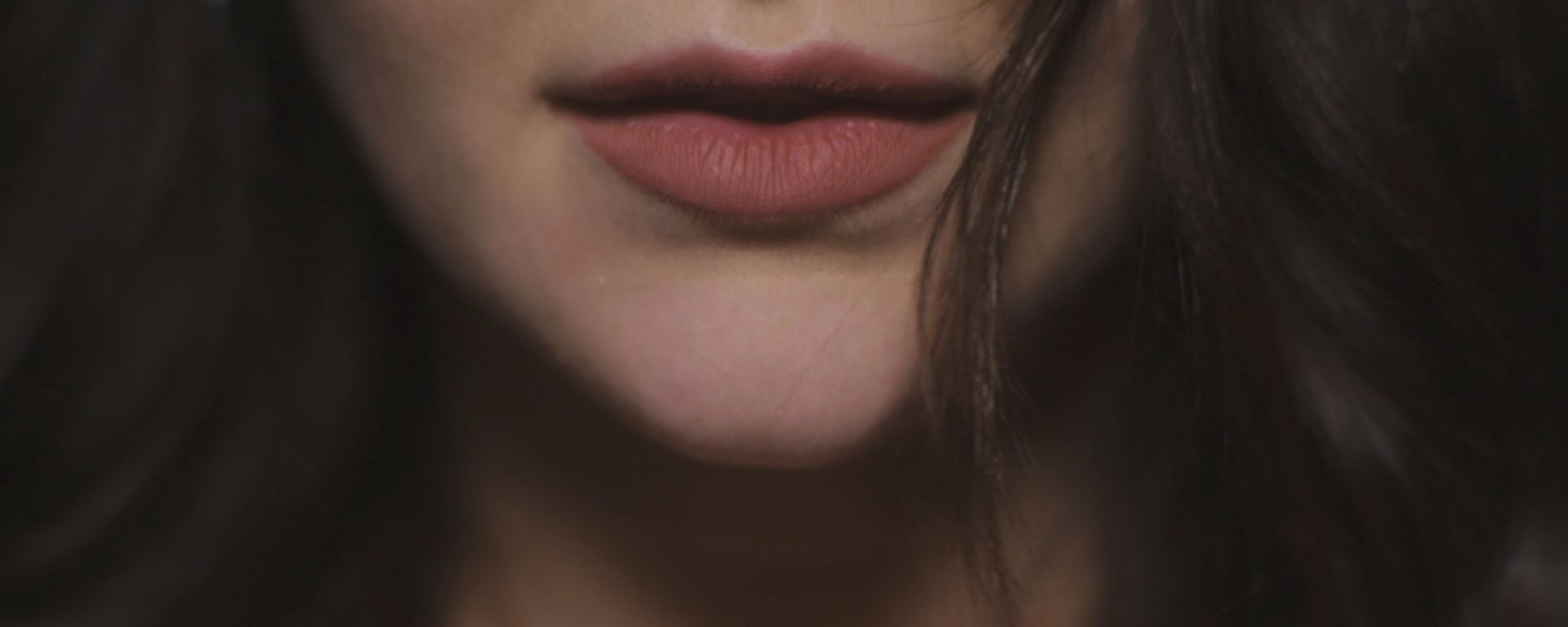 Jemná intimita medzi mužom a ženou v novinke Come Again od Celeste Buckingham.