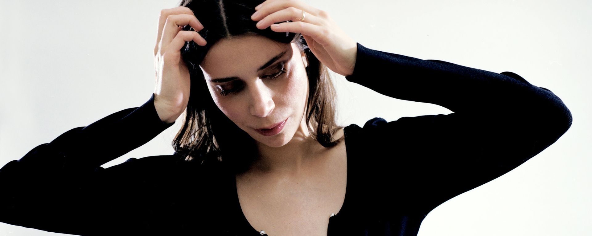 Odvaha k zraniteľnosti. Leto s Monikou na novom albume skladá portrét sveta protichodných emócií.