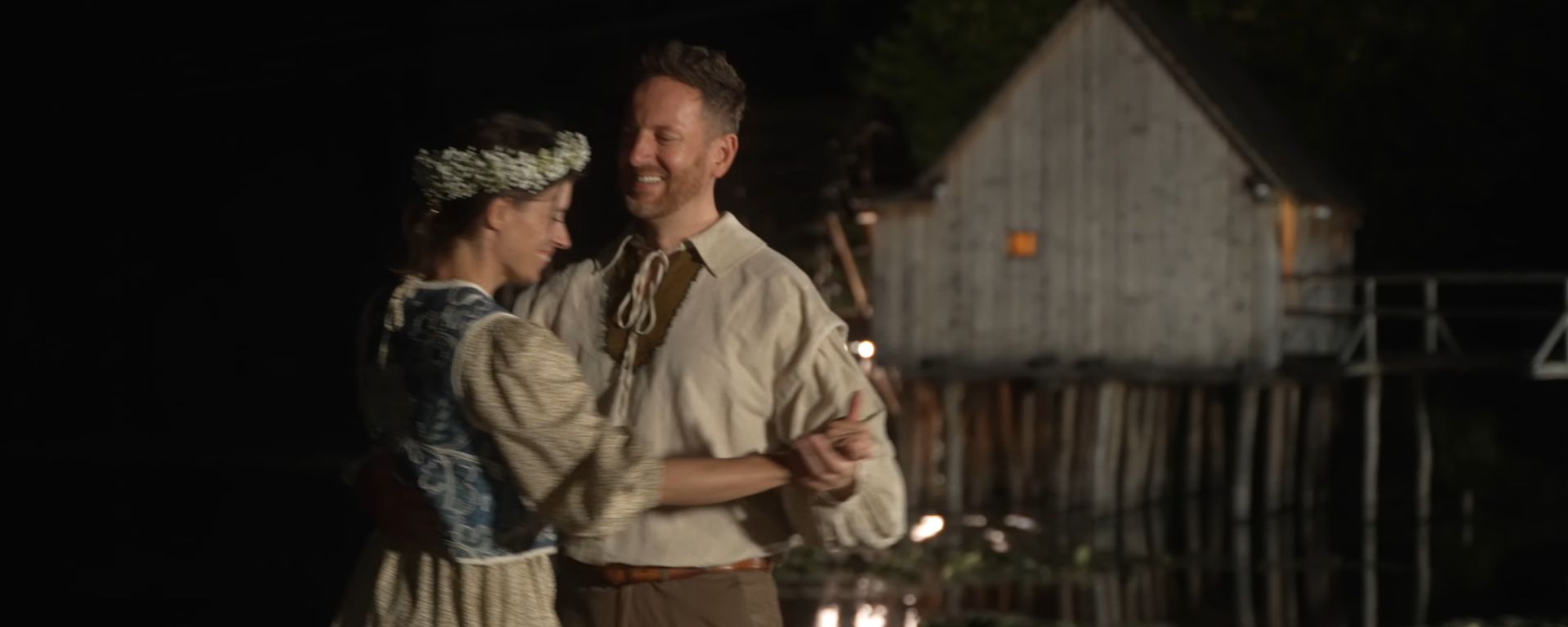 Miro Jaroš a Sima Magušinová spájajú rodiny Svetluškou. Ich duet má strážiť detské sny.